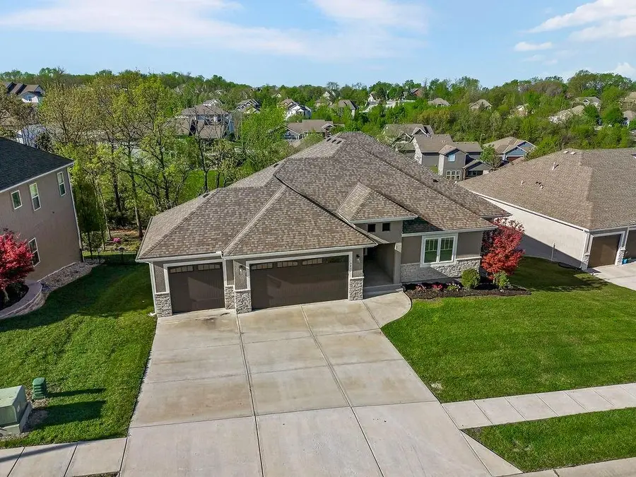 9831 Promenade Drive, Parkville, MO 64152 - #2