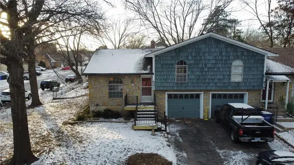 521 S Cardinal Drive, Olathe, KS 66062