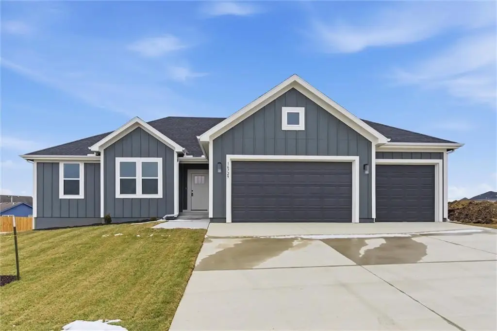 16729 Pinehurst Drive, Basehor, KS 66007 - #1