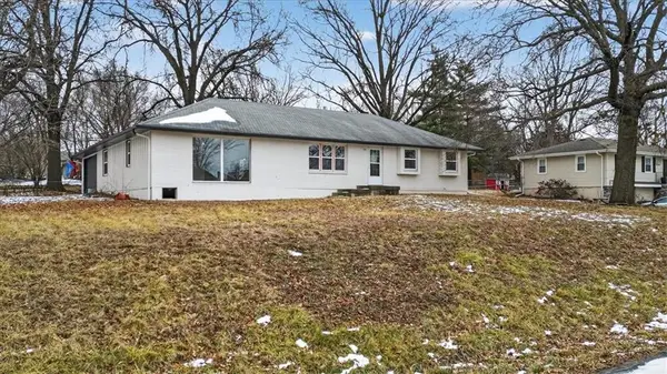 1220 N Leeview Circle, Olathe, KS 66061