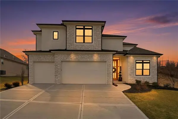 5852 S National Drive, Parkville, MO 64152