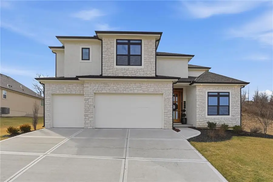 5852 S National Drive, Parkville, MO 64152 - #2