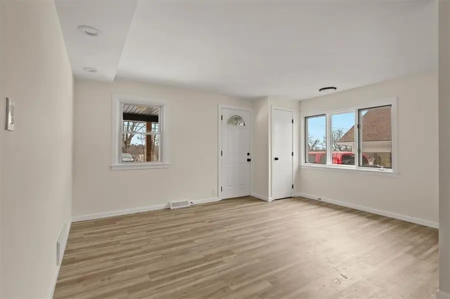 613 E Lexington Avenue, Independence, MO 64050 - #2