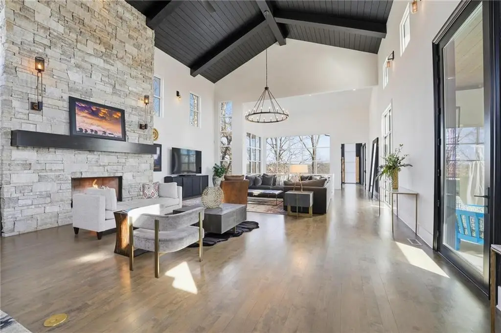 6949 Watson's Country Lane, Parkville, MO 64152 - #1