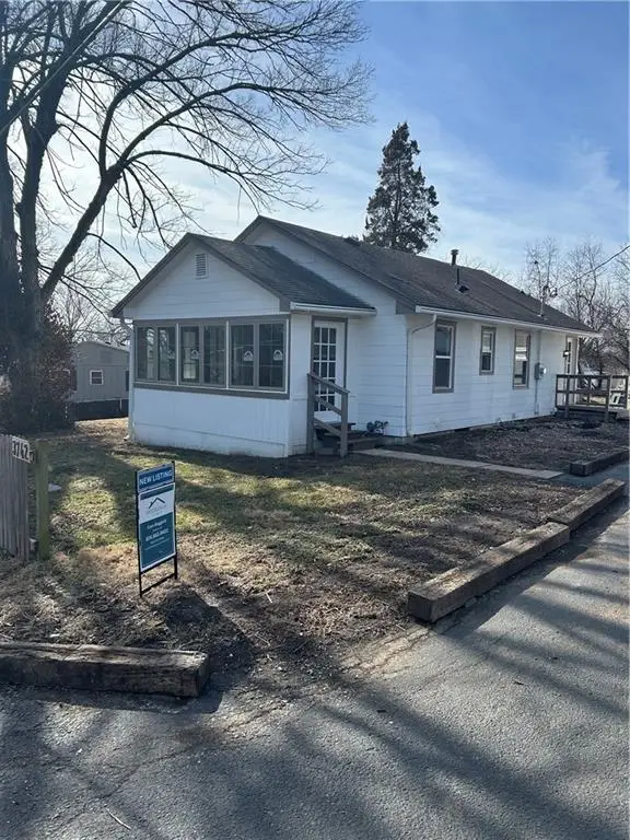 3742 NE Chaumiere Road, Kansas City, MO 64117