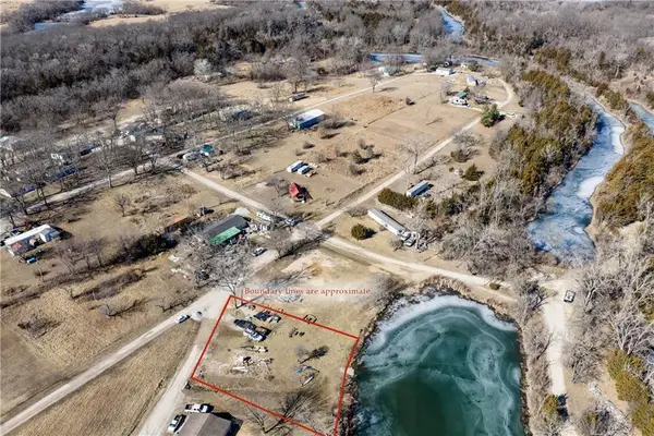 38 N Lakeview Drive, Pleasanton, KS 66075
