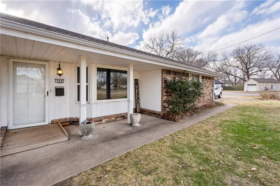 220 E 2nd Avenue, Caney, KS 67333 - #2