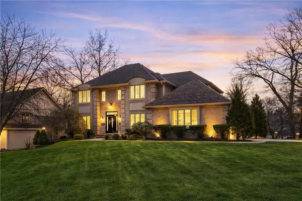 132 The Woodlands Drive, Gladstone, MO 64119