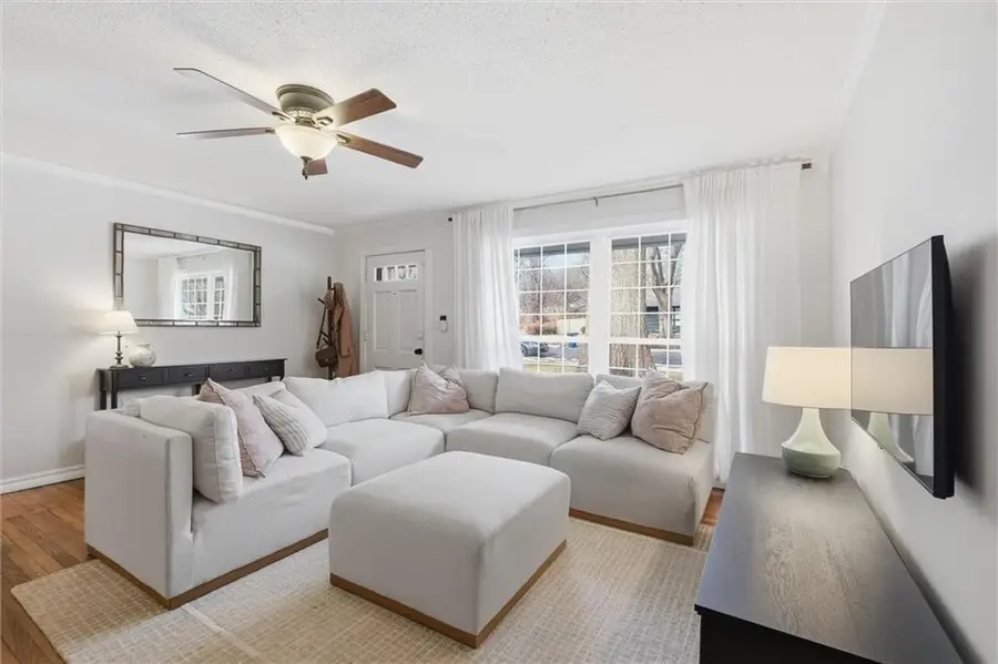 7705 Colonial Drive, Prairie Village, KS 66208 - #2