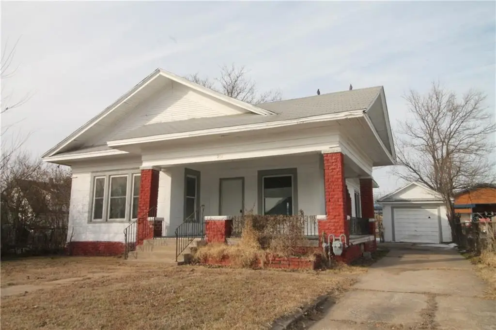 910 W 9th Street, Coffeyville, KS 67337 - #1