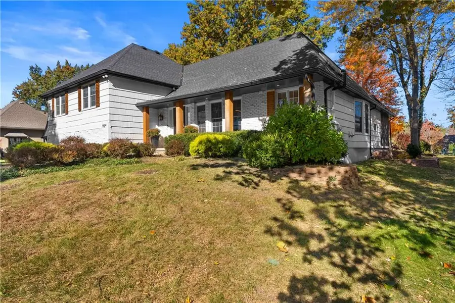 9504 W 106th Street, Overland Park, KS 66212 - #3