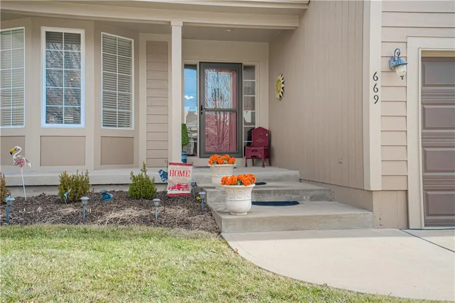 669 N Pine Circle, Gardner, KS 66030 - #2