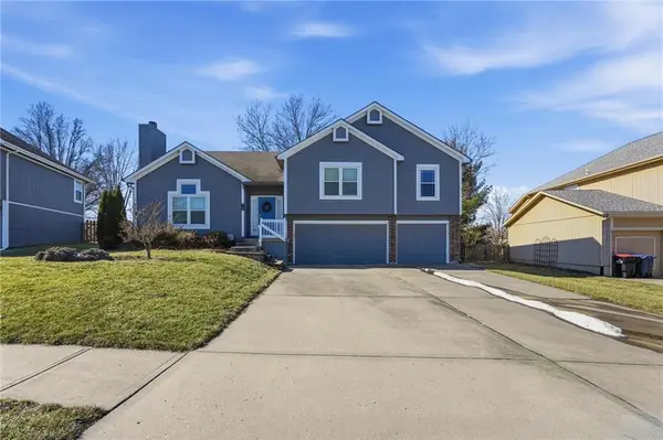 1108 NE Woodbury Court, Lee's Summit, MO 64086