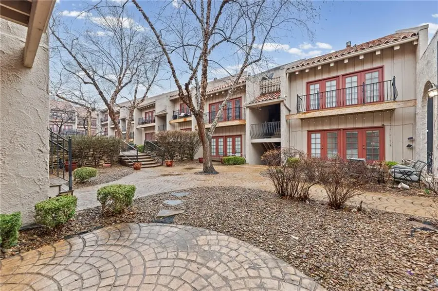 1111 W 46th Street #34, Kansas City, MO 64112 - #2