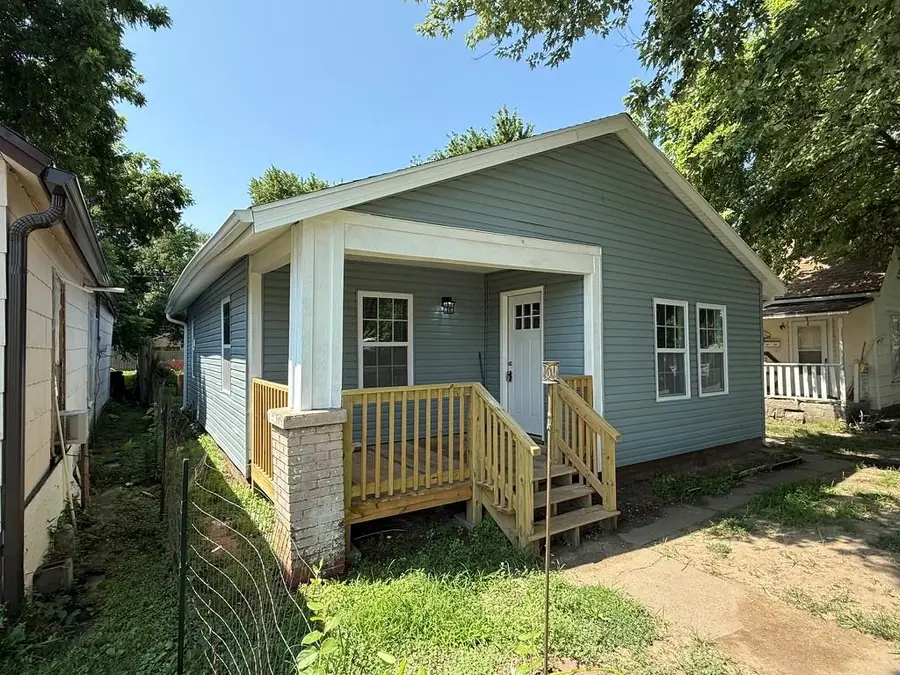 910 W Valley Street, Saint Joseph, MO 64504 - #2