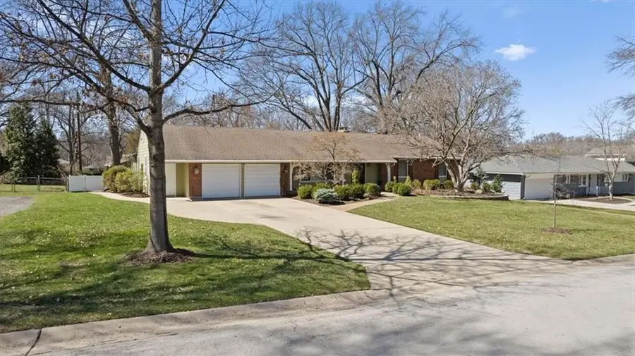 8912 Mohawk Lane, Leawood, KS 66206 - #2