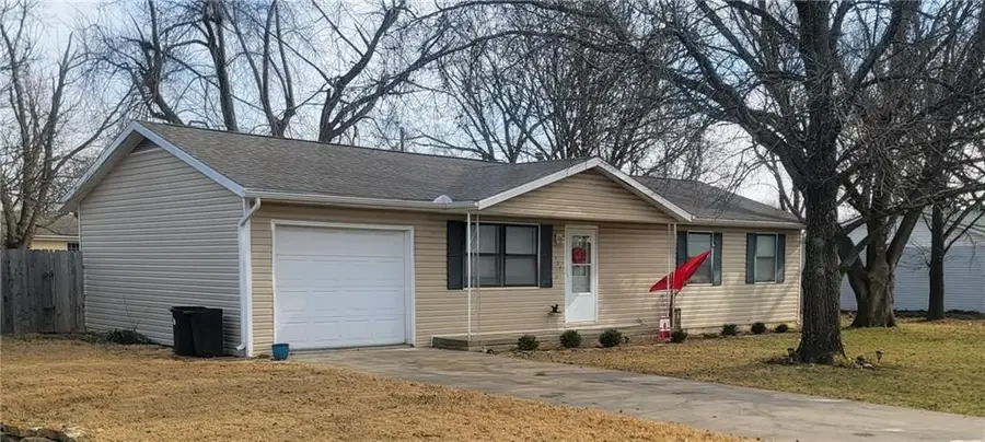 427 N Vermont Street, Iola, KS 66749 - #2