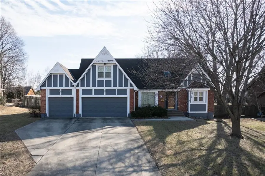 601 E 107th Terrace, Kansas City, MO 64114 - #2