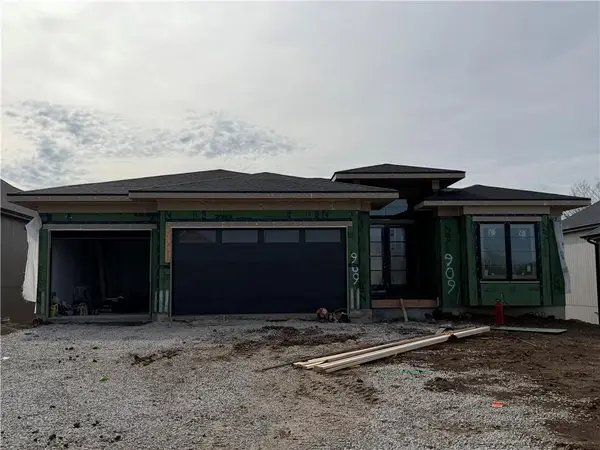 909 Savannah Lane, Greenwood, MO 64034