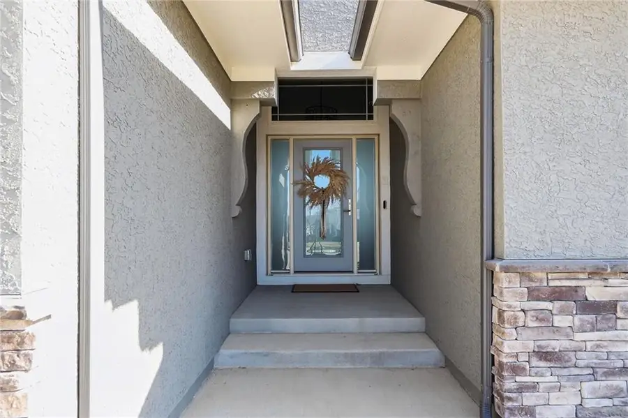 14641 Thousand Oaks Place, Parkville, MO 64152 - #2