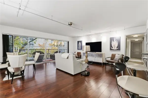 310 W 49th Street #403, Kansas City, MO 64112