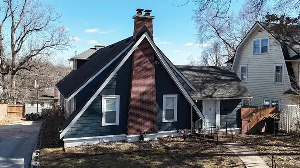 2011 Lovers Lane, St Joseph, MO 64505