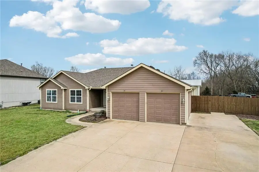 1343 S Delaware Drive, Tonganoxie, KS 66086 - #2