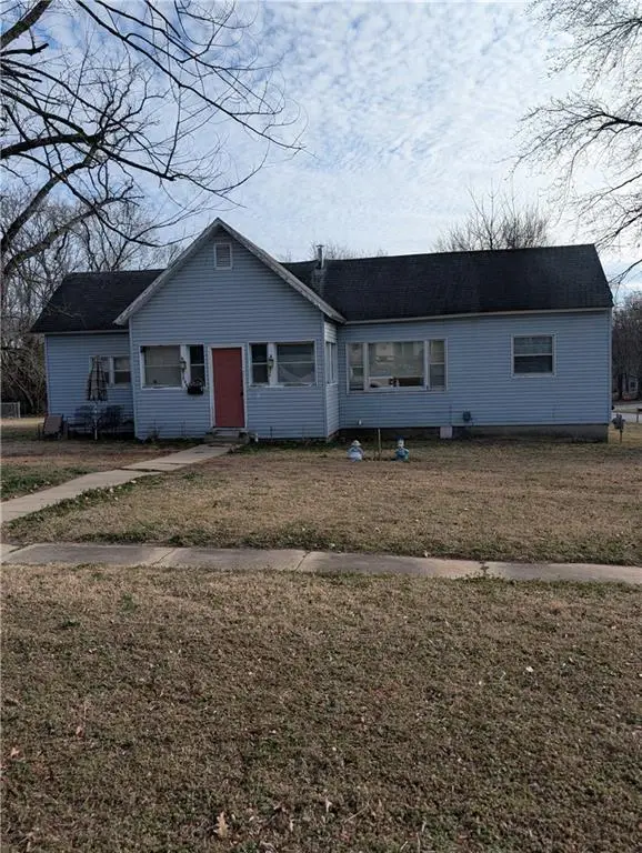304 E Sycamore Street, Nevada, MO 64772