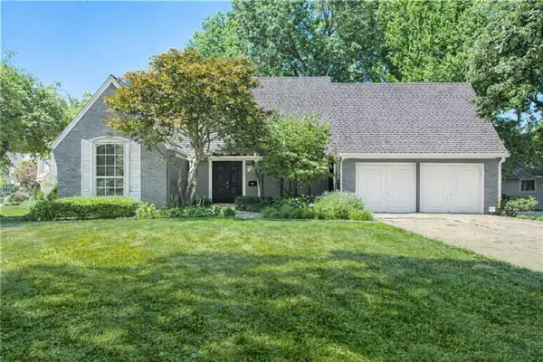 8400 Wenonga Road, Leawood, KS 66206