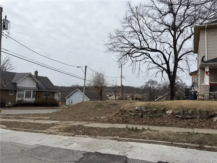 2744 Spruce Avenue, Kansas City, MO 64128 - #2