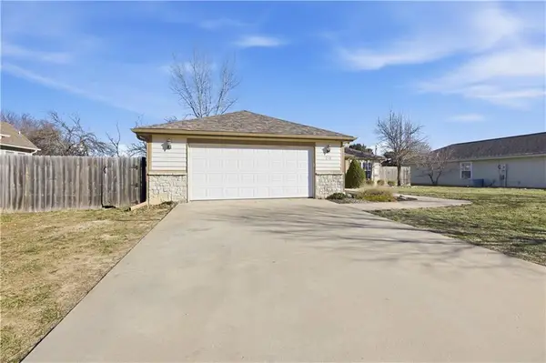 218 Hillside Drive, Baldwin City, KS 66006