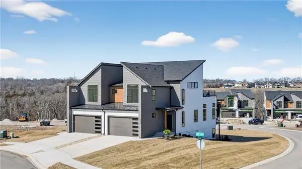 9313 Aminda Street, Lenexa, KS 66227