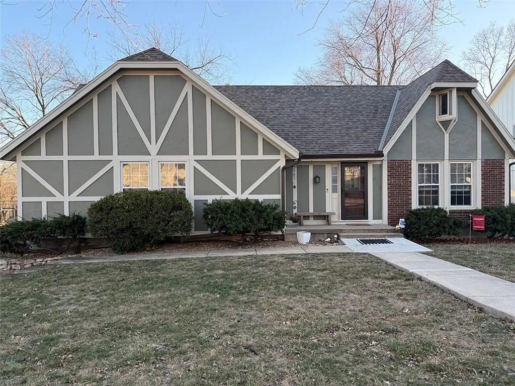 613 E 108th Street, Kansas City, MO 64131 - #1