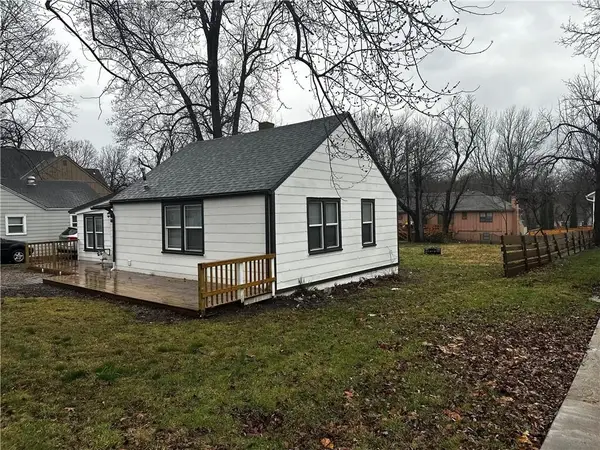 8510 Grandview Lane, Overland Park, KS 66212