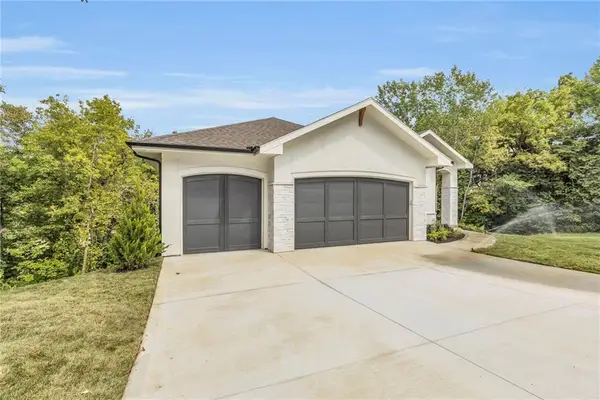 10404 River Hills Drive, Parkville, MO 64152