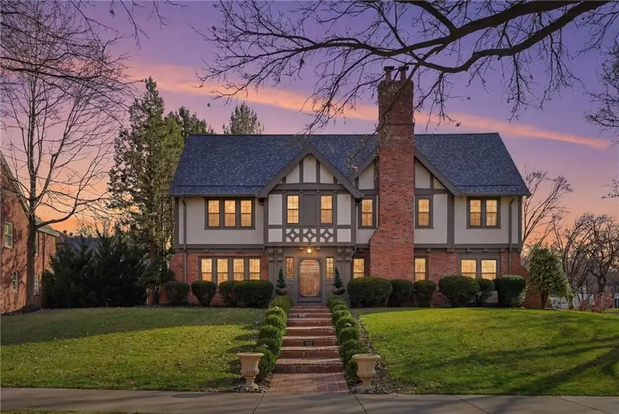 649 W Meyer Boulevard, Kansas City, MO 64113 - #2