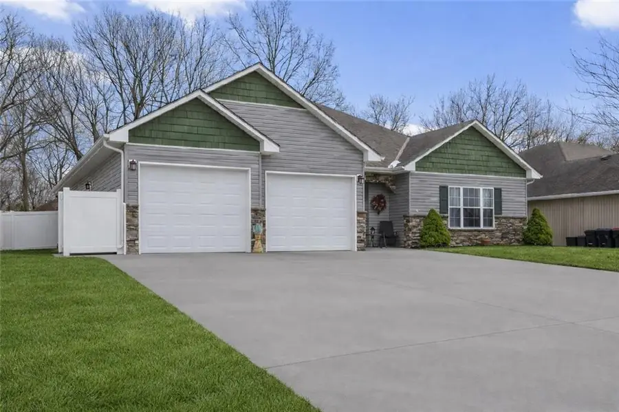 607 Oakmont Drive, Warrensburg, MO 64093 - #2