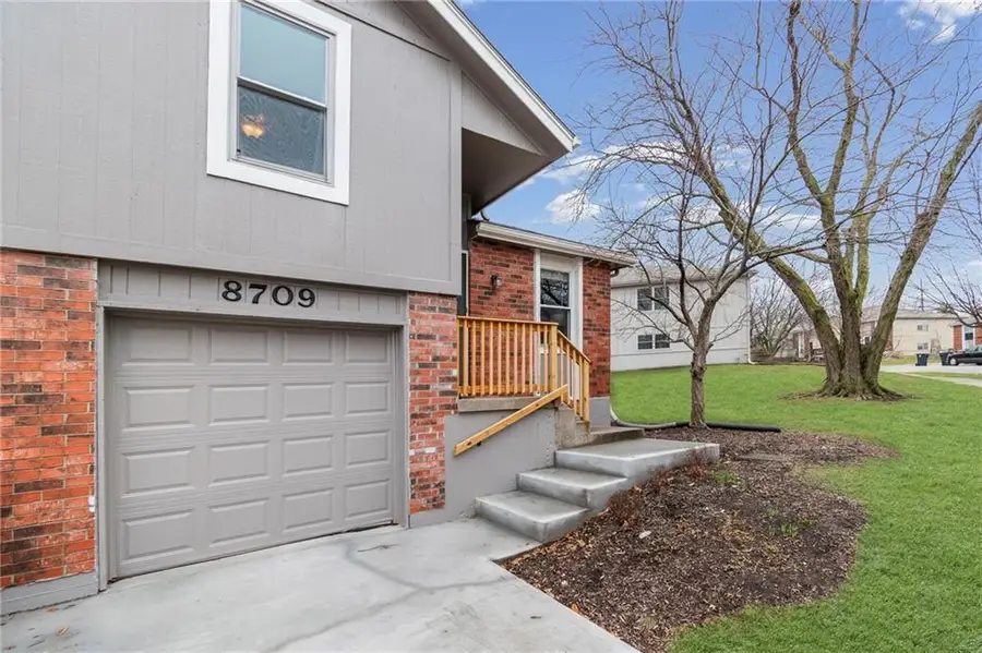 8709 N Hull Avenue, Kansas City, MO 64154 - #2