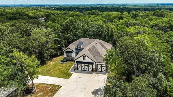 1807 SW Cemetery Road, Oak Grove, MO 64075