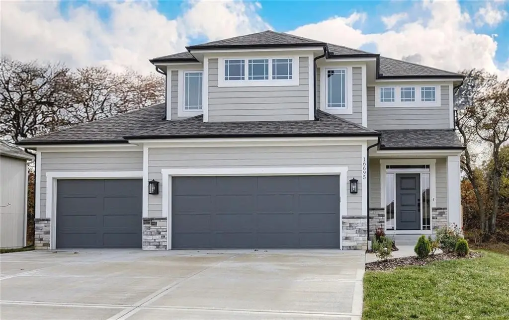 7485 N Utica Avenue, Parkville, MO 64152 - #1