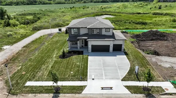 907 SW Bluebird Lane, Oak Grove, MO 64075