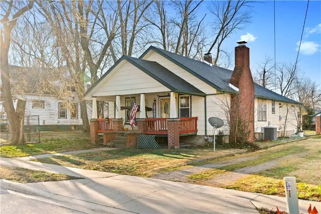 520 E Lee Street, Nevada, MO 64772 - #1