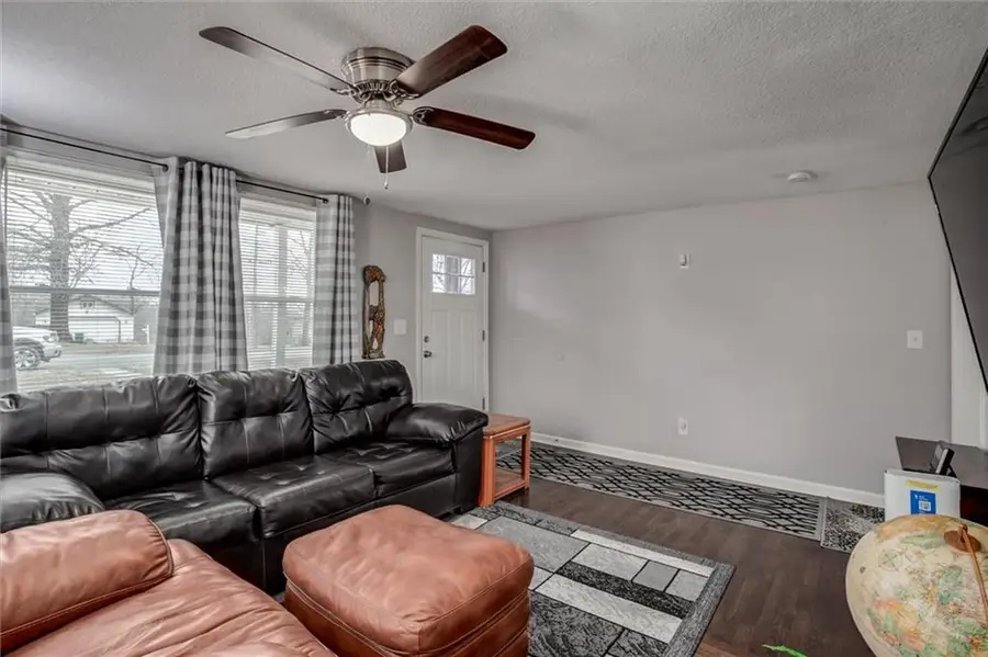 541 S Bluegrass Drive, Bonner Springs, KS 66012 - #2