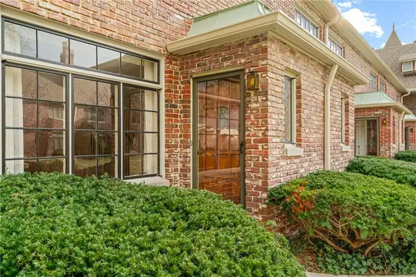 8373 Somerset Drive, Prairie Village, KS 66207