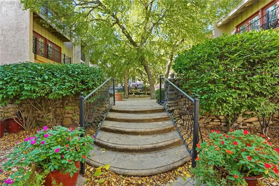 1111 W 46th Street #32, Kansas City, MO 64112 - #2