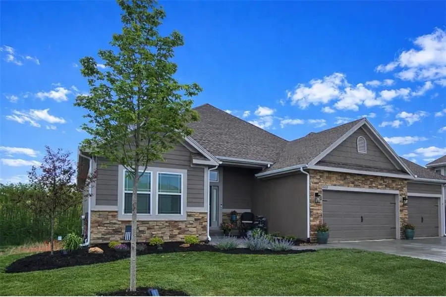 10212 N Corrington Avenue, Kansas City, MO 64156 - #2