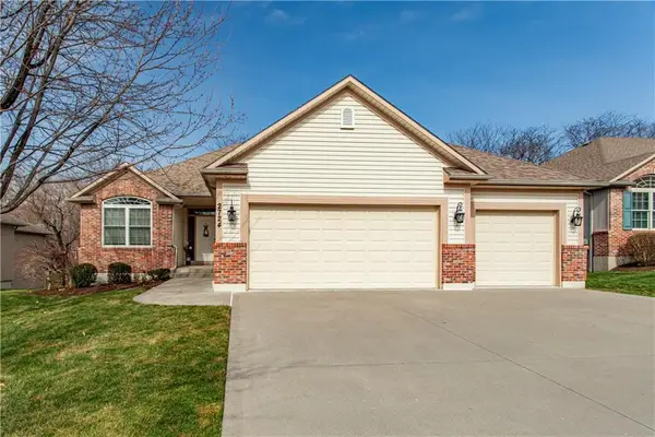 2724 S Woodbury Drive, Independence, MO 64055