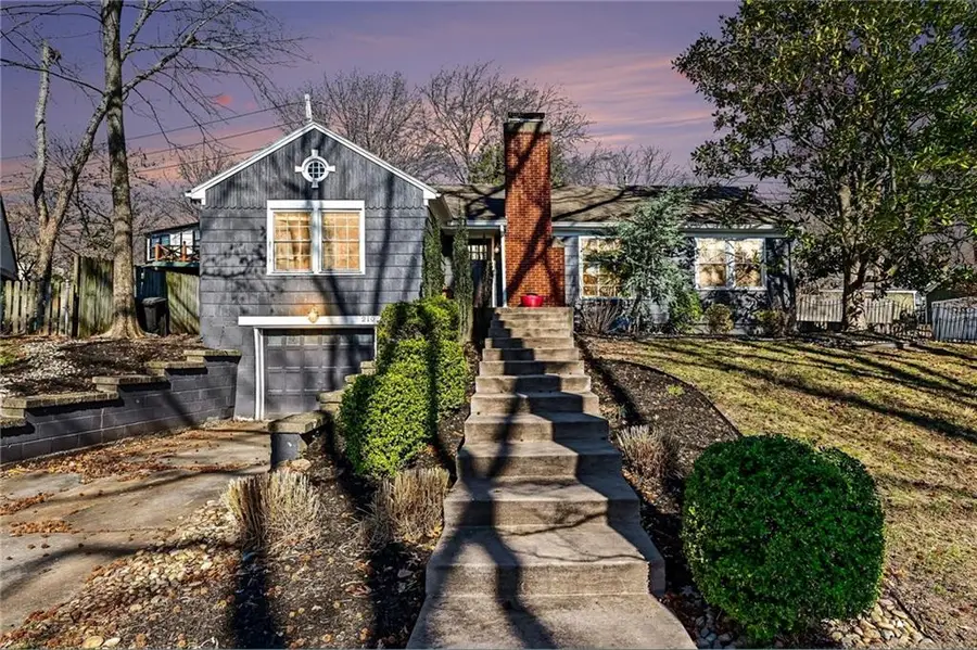 210 E Winthrope Road, Kansas City, MO 64113 - #2