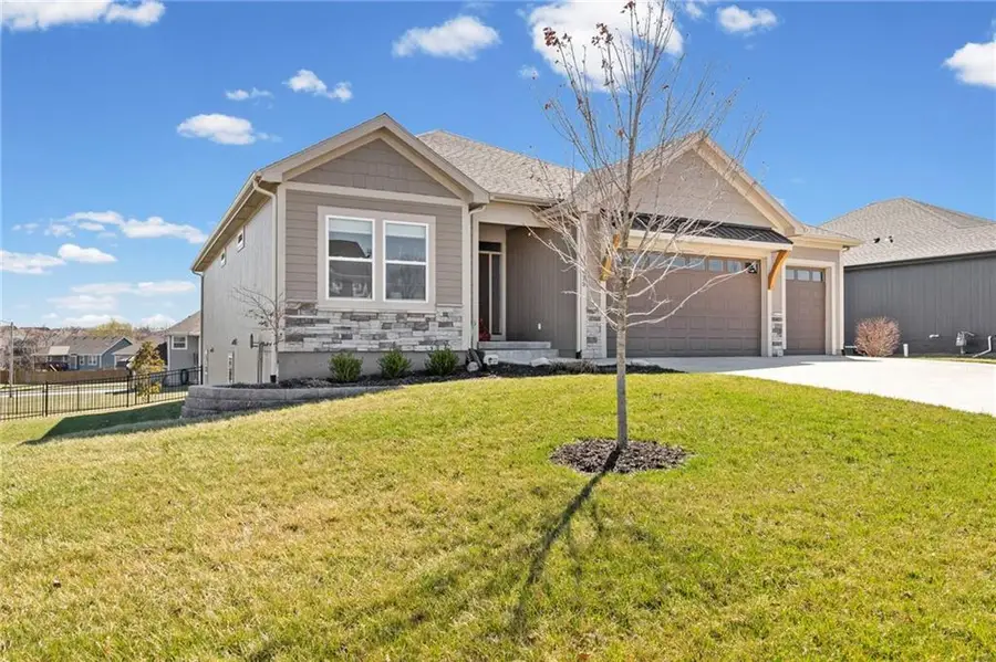 925 N Willow Court, Tonganoxie, KS 66086 - #2