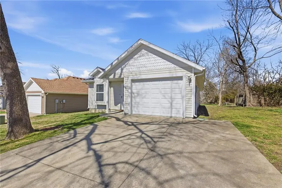 610 W Ashland Street, Nevada, MO 64772 - #3